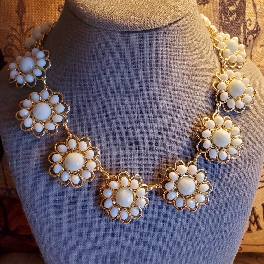 White Resin Bead Daisy Flower Goldtone Necklace